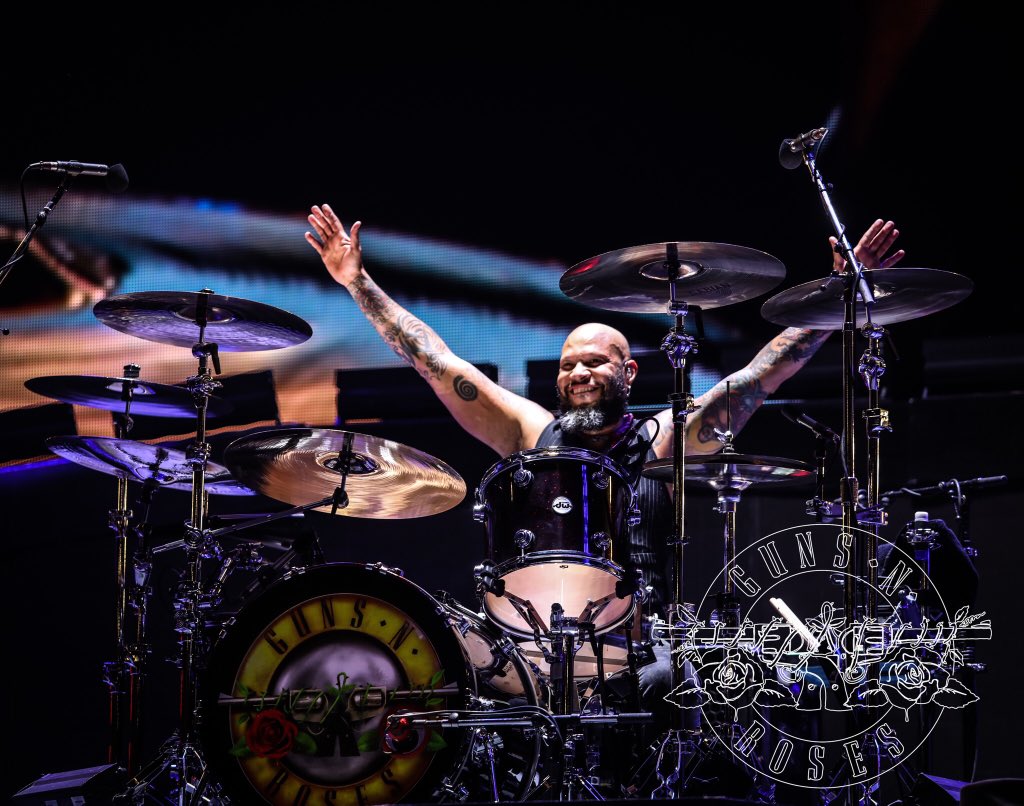 Frank Ferrer fala sobre os desafios de tocar as músicas gravadas por Steven Adler e Matt Sorum Frank Ferrer fala sobre os desafios de tocar as músicas gravadas por Steven Adler e Matt Sorum