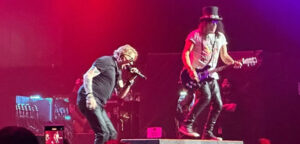 Guns N’ Roses surpreende fãs em Abu Dhabi com raridades e estreia ao vivo de “Human Being”; assista ao vídeo