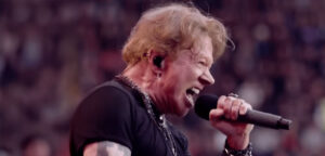 Guns N’ Roses homenageia o Black Sabbath com covers em show histórico em Birmingham