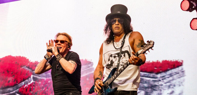 Guns N' Roses se apresenta no Ferenc Puskás Stadium em Budapeste com duas estreias na turnê