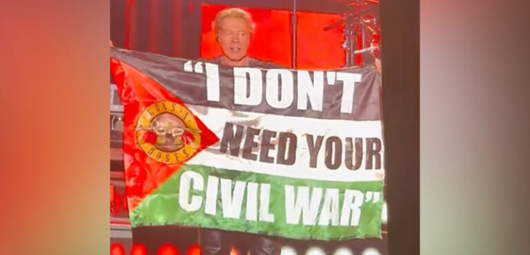 Axl Rose ergue bandeira da Palestina durante show do Guns N' Roses na Colômbia