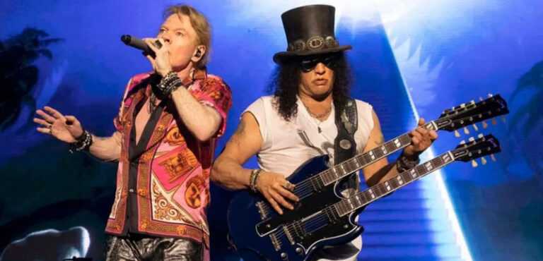 Slash detalha seu retorno ao Guns, explica mudanças no solo de hit da banda e muito mais
