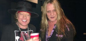 Sebastian Bach diz que Axl Rose aquece a voz com uma gravação dele há muitos anos